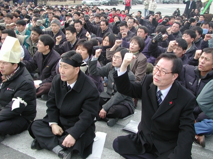 민주노동당 권영길 대표가 추모대회에 참석, 추모사를 통해 "현 정권이 임기 내에 책임지고 해결할 것"을 요구했다. 